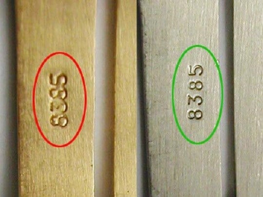 Chuyên gia đồng hồ hàng đầu bật mí cách “vạch trần” đồng hồ giả - 2 Chữ số khắc trên hàng fake (đỏ) nhoè, không sắc sảo như trên hàng thật