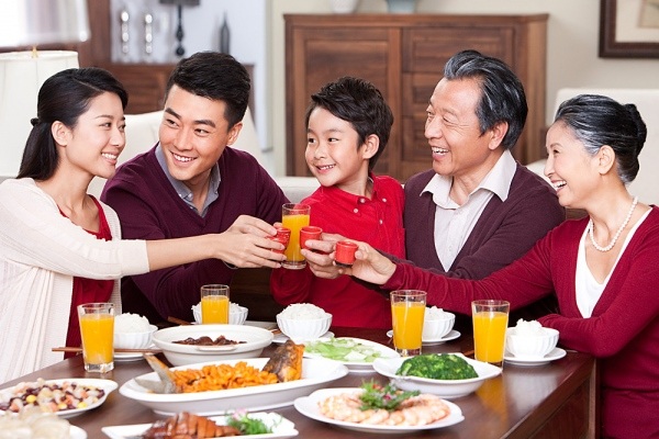 Tết sum vầy, không lo tăng đường huyết - 1 Ăn uống ngày Tết làm khó người tiểu đường. Hình minh họa