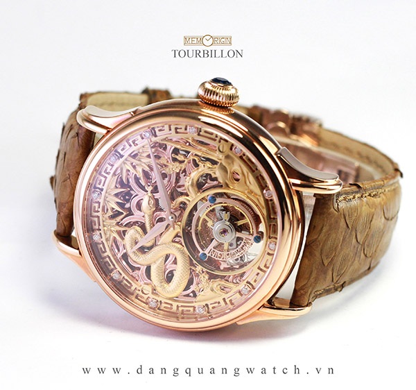 Nếu thích đồng hồ Skeleton, đừng bỏ qua những thương hiệu này! - 6 Một chiếc đồng hồ sử dụng bộ máy cơ học có cơ cấu tourbillon là niềm mơ ước của tất cả các khách hàng. Tuy nhiên để sở hữu được một chiếc đồng hồ như vậy đòi hỏi khách hàng phải có tiềm lực tài chính, đam mê cái đẹp. Và rõ ràng là khi khách hàng sở hữu một chiếc đồng hồ Tourbillon Memorigin thì đẳng cấp của chủ nhân là khác biệt hoàn toàn với những khách chỉ sắm đồng hồ để xem giờ.