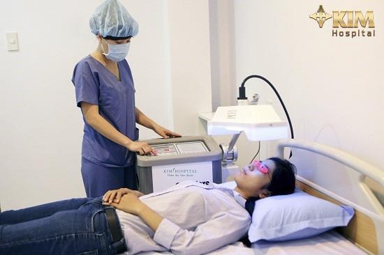 Tạo mắt 2 mí không cần phẫu thuật nhờ bấm mí - 4 Duy nhất tại thẩm mỹ KIM, khách hàng có thể ra về ngay sau 1h đồng hồ mà không phải lo lắng về vấn đề sưng bầm nhờ máy đốt cao tầng và máy Smalux công nghệ ánh sáng LED.