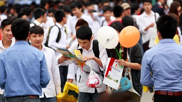 6 sai lầm phổ biến trong chọn nghề của các sĩ tử - 1 Học sinh phổ thông tại Hà Nội tham gia Ngày hội tư vấn tuyển sinh 2013. (Ảnh: Thành Long/USSH)