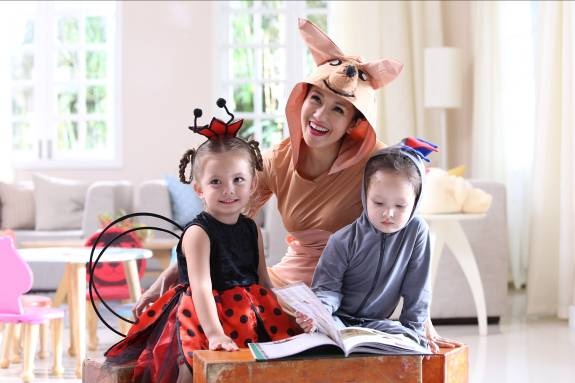 Cặp sinh đôi nhà Hồng Nhung rộn ràng đón Tết - 3
Hồng Nhung luôn lồng món ăn vào các câu chuyện để Tôm Tép cảm thấy thích thú hơn