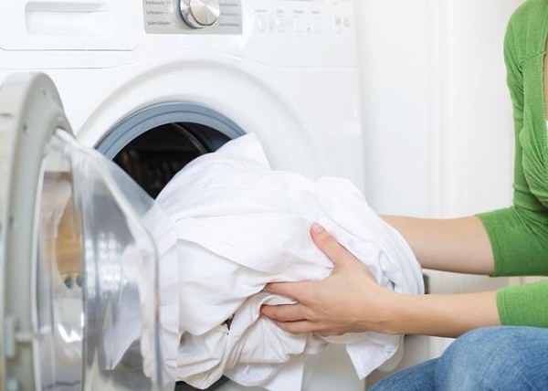 6 mẹo biến trang phục trắng “tỏa sáng như mới” - 6 Để chiếc áo phông trắng luôn “trắng tinh như mới” khi giặt bạn cũng cần chú ý: