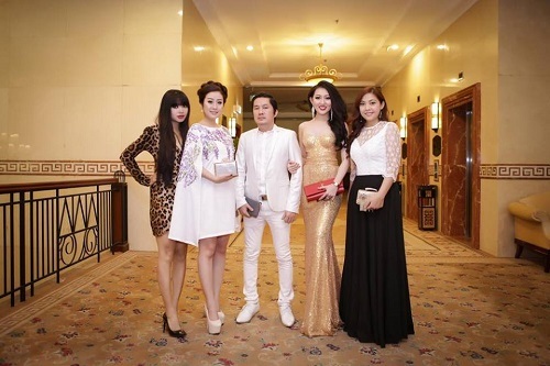 Hoa hậu Huỳnh Thúy Anh đẹp quyến rũ trong dạ tiệc đầu xuân 2016 - 4 Trong những ngày đầu năm mới, khi chia sẻ về những thành quả của năm qua, Huỳnh Thúy Anh vẫn không giấu được niềm vui khi cô là đại diện duy nhất của Việt Nam làm giám khảo của một cuộc thi tìm kiếm tài năng uy tín của Mỹ, và chiếm lĩnh “chiếc ghế nóng” ở vai trò giám khảo cho hàng loạt các cuộc thi sắc đẹp.