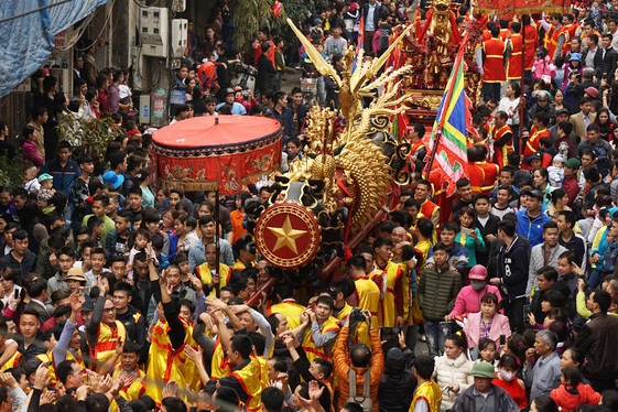 Hai mặt đẹp - xấu của những lễ hội đầu năm - 1 Pháo Đồng Kỵ (mùng 4 Tết tại Từ Sơn, Bắc Ninh) là một trong những lễ hội mở màn cho mùa hội đầu năm, cũng là lễ hội hiếm hoi giữ được những giá trị truyền thống đậm nét không bị tì vết bởi tiêu cực. Lễ hội luôn thu hút hàng nghìn người tham gia trong không khí sôi động nhưng không có cảnh chen lấn, giẫm đạp. Tệ ăn xin, trộm cắp, hàng rong, cầu may thái quá... gần như không xuất hiện.