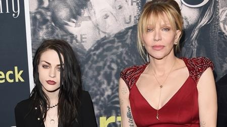 Những tổ ấm “cơm không lành, canh không ngọt” tại Hollywood - 2 Courtney Love, vợ cũ của Kurt Cobain, cũng có một mối quan hệ chẳng hề êm đẹp với cô con gái Frances Bean Cobain. Mâu thuẫn giữa hai mẹ con thậm chí còn trầm trọng tới mức Courtney Love không hề được mời đến dự đám cưới của cô con gái Frances.