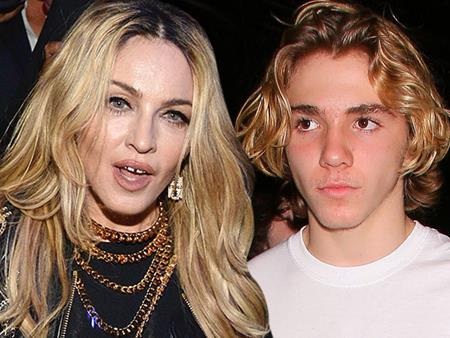 Những tổ ấm “cơm không lành, canh không ngọt” tại Hollywood - 3 “Nữ hoàng nhạc pop” Madonna cũng đang rất phiền lòng khi cậu con trai tuổi teen Rocco Ritchie một mực muốn sống cùng ông bố Guy Ritchie, chồng cũ của Madonna ở Anh thay vì tiếp tục ở với mẹ. Nguyên nhân là do Madonna quản thúc con trai mình quá chặt khiến Rocco cảm thấy ngột ngạt và muốn sống tự do hơn.