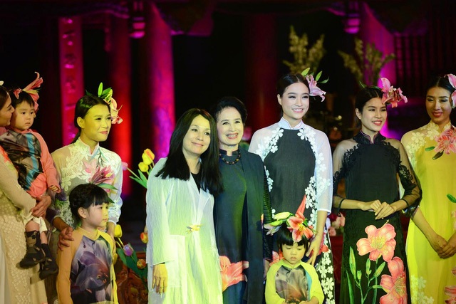 Những khoảnh khắc ấn tượng trong đêm Lễ hội Áo dài 2016 - 9
Nhà thiết kế Minh Hạnh rạng ngời bên NSND Trà Giang trong bộ sưu tập hoa Lyli.