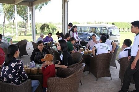 “Săn đất nền sinh thái”, cuộc chơi được mất? - 2 Khách hàng tham quan và tìm hiểu một dự án Khu đô thị sinh thái tại Long An