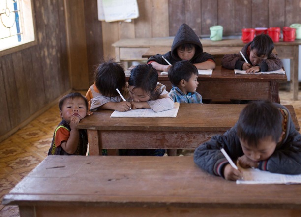 Lên cao theo những thầy cô "cắm bản" - 17
Có trò đí học còn mang theo cả 3 đứa em nhỏ