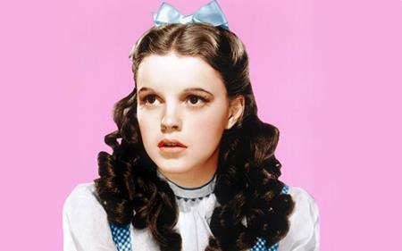 Vào những năm 30 của thế kỉ trước, ngôi sao phim “Phù thủy xứ Oz” Judy Garland đã phải làm việc với một lịch trình kín đặc