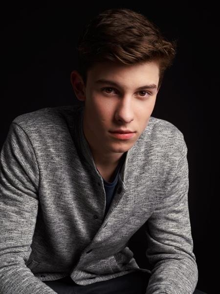 Những ngôi sao tuổi teen đang khuấy đảo làng nhạc thế giới - 1 Năm nay chỉ mới 17 tuổi nhưng Shawn Mendes đã “nổi như cồn” tại quê nhà Canada từ…ba năm trước. Ca khúc Stitches của Mendes cũng đã đạt được thành tích đáng nể trên các bảng xếp hạng Mỹ, châu Âu và giúp cho tên tuổi của chàng ca sĩ Canada trở nên phổ biến hơn trong cộng đồng nhạc.