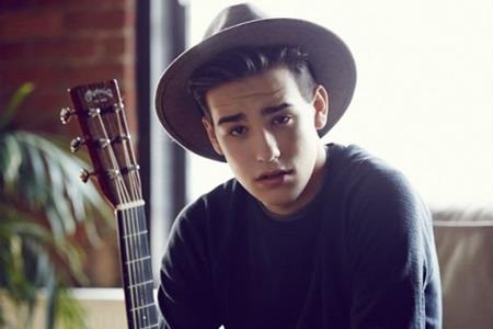 Những ngôi sao tuổi teen đang khuấy đảo làng nhạc thế giới - 6 Chàng ca sĩ tuổi teen Jacob Whitesides không chỉ sở hữu khả năng ca hát thiên phú mà còn tự mình điều hành một hãng thu âm riêng mang tên “Double u records”.