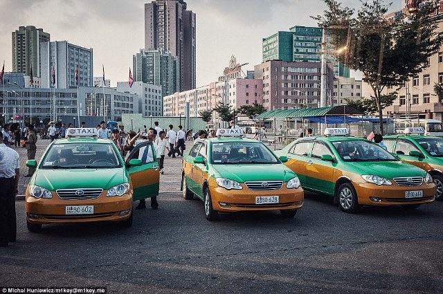 Thành phố có khá nhiều xe taxi được sơn màu xanh và vàng đồng với nhân viên trong trang phục áo sơ mi trắng