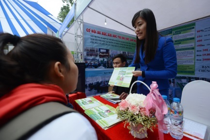 Bộ Giáo dục công bố nhiều điểm mới trong tuyển sinh ĐH,CĐ 2016 - 1
Thí sinh tìm hiểu thông tin tuyển sinh năm 2016