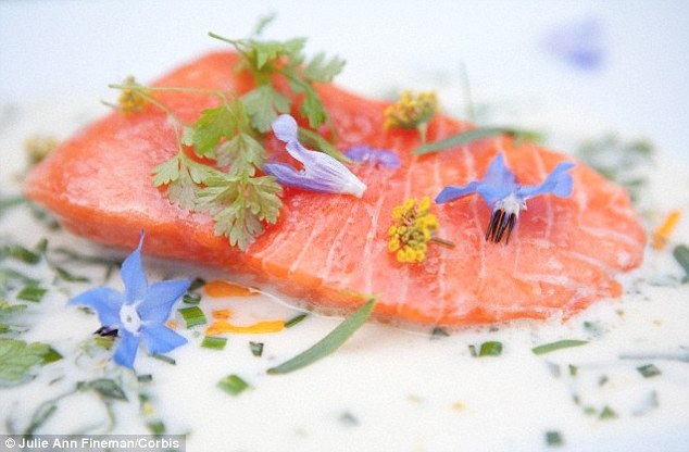 
Dầu cá, bao gồm cá thu, cá hồi, cá hồi vân chứa hàm lượng cao axit béo Omega 3, đóng vai trò quan trọng rong cấu trúc và bề ngoài của da (Nguồn: Dailymail)
