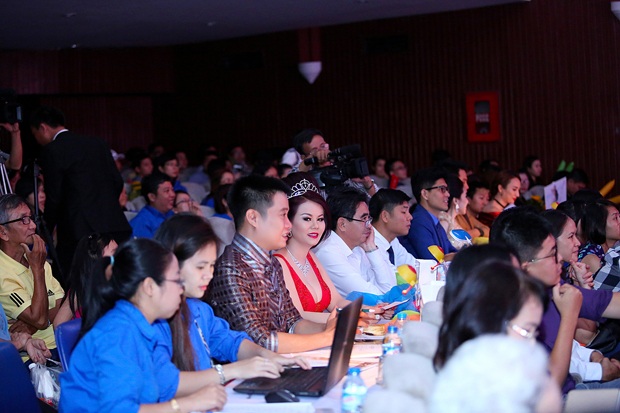 Hoa hậu Khả ái Vivian Văn thắng đấu giá từ thiện trên ghế nóng - 2 Hoa hậu Vivian Văn & các thí sinh đoạt giải trong Đêm chung kết – Trao giải