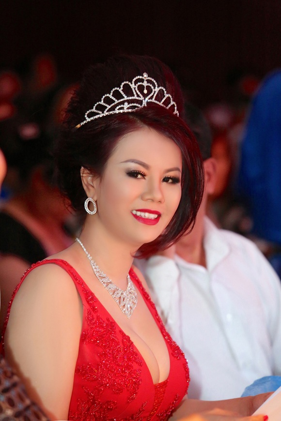 Hoa hậu Khả ái Vivian Văn thắng đấu giá từ thiện trên ghế nóng - 5 Vivian Văn sở hữu vẻ đẹp hiền hậu, gần gũi & thân thiện. Được biết, đây là lần đầu tiên cô ngồi ghế nóng một cuộc thi nhan sắc ở Việt Nam.