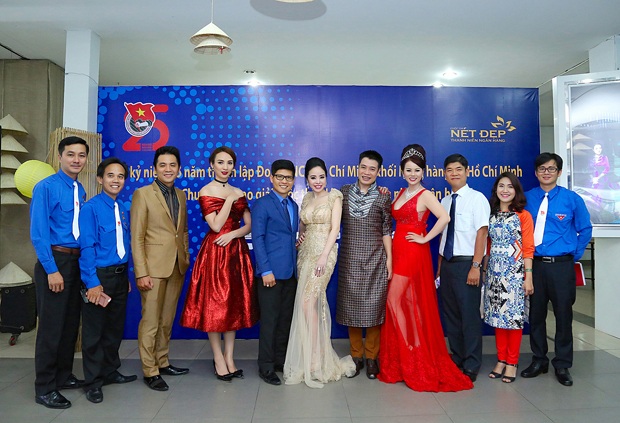 Hoa hậu Khả ái Vivian Văn thắng đấu giá từ thiện trên ghế nóng - 7 Các giảm khảo & BTC chương trình cùng chụp hình lưu niệm