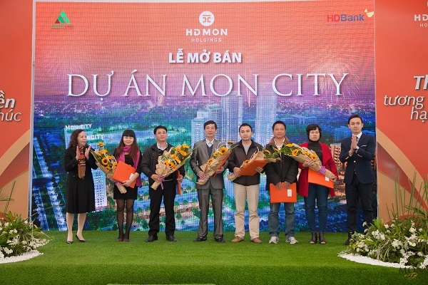 Sở hữu Mon City cùng những ưu đãi đặc biệt - 2 Khách hàng nhận chứng thư bảo lãnh nghĩa vụ tài chính của chủ đầu tư tại lễ mở bán Mon City