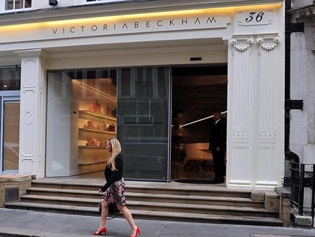 Victoria Beckham kinh doanh thua lỗ hơn trăm tỷ đồng - 4 Cửa hàng thời trang của bà Becks thường xuyên “ế khách”