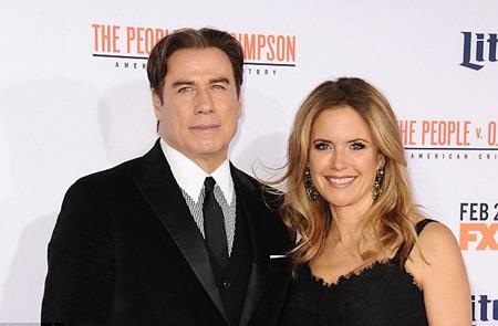 Nam tài tử Hollywood dính “nghi án” đồng tính - 3 John Travolta đã kết hôn từ năm 1991…