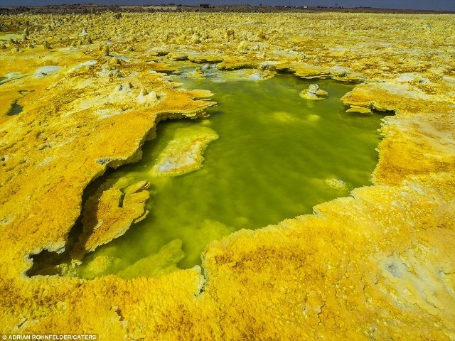 “Cánh đồng vàng” núi lửa đẹp như mơ ở Ethiopia - 2