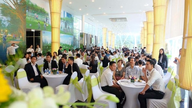 Sức hút căn hộ Block D Celadon City - 1 Gamuda Land phối hợp cùng Hệ thống Siêu thị dự án Bất động sản STDA mang đến nhiều phần quà hấp dẫn dành cho khách hàng như: 01 xe Piagio Liberty 3V, 02 viên kim cương tự nhiên 4,68 ly, 01 chuyến du lịch Malaysia, voucher mua sắm tại AEON Mall.