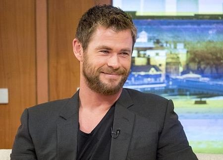 Lộ lý do “Thần Sấm” Chris Hemsworth phải cưới “vội” - 3 Chris Hemsworth vui vẻ chia sẻ về chuyện “cưới vội”