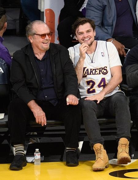 
Gương mặt Ray Nicholson có nhiều nét giống bố, đặc biệt là nụ cười
