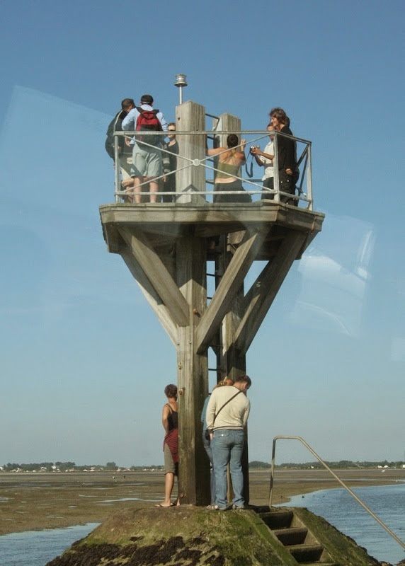 Để người đi đường có thể leo lên khi nước dâng lên quá nhanh trước khi họ kịp trở tay. Họ phải chờ thủy triều xuống hoặc người đến giải cứu.