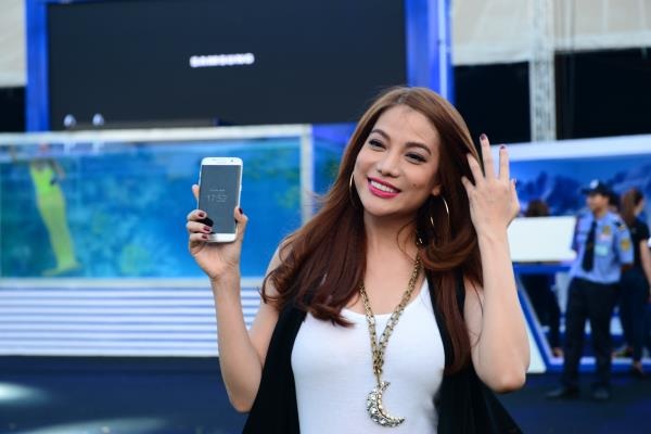 Trương Ngọc Ánh chia sẻ về "bạn diễn" đặc biệt ở Truy sát Film Concert - 1 “Đôi bạn diễn” cùng nhau khoe dáng trước khi bắt đầu chương trình.