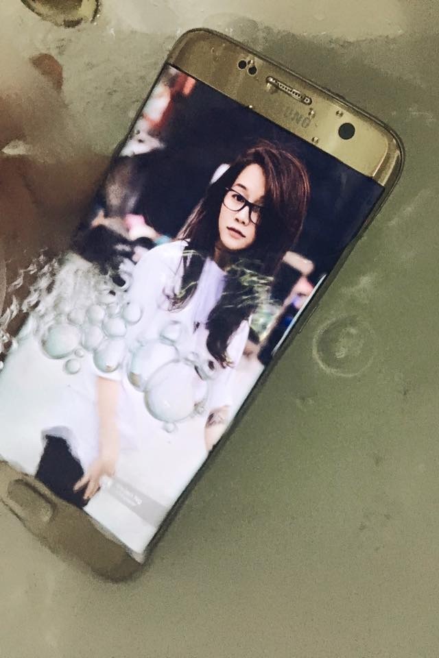 Khi các sao Việt dắt điện thoại đi bơi - 9 Khi các sao Việt dắt điện thoại đi bơi - 9