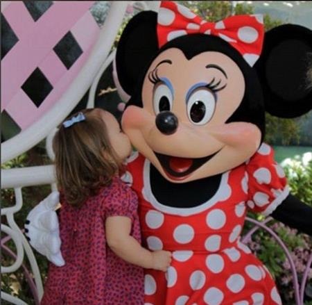 Hai mẹ con Tamara vừa tới công viên Disneyland