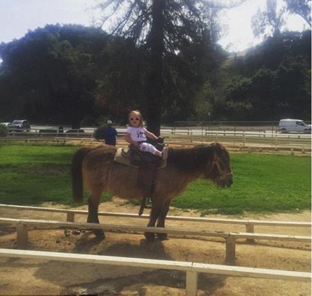 Cô con gái Sophia bé bỏng đã được mẹ cho học cưỡi ngựa