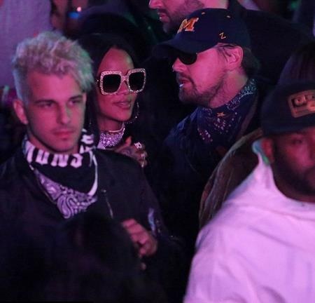 Rihanna bị bắt gặp “liếc mắt đưa tình” cùng sao phim “Titanic” - 1 Rihana lộ ảnh thân thiết bên Leonardo DiCaprio