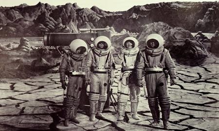 Vào những năm 50 của thế kỉ trước, không nhiều nhà sản xuất phim tại Hollywood có thể hình dung ra một bộ phim kể về hành trình du thám ngoài không gian với những khó khăn, nguy hiểm tiềm tàng giữa vũ trụ. Tuy nhiên, Destination moon của George Pal đã phá vỡ hoàn toàn các tiền lệ trước đó và trở thành một trong những tác phẩm khoa học viễn tưởng có ảnh hưởng sâu rộng nhất lịch sử.