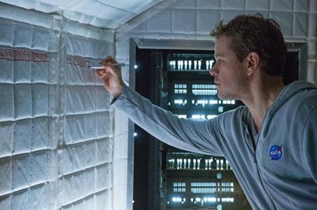 
“The Martian” chính là bộ phim khoa học viễn tưởng đã “gây bão” với 7 đề cử trong lễ trao giải Oscar vừa qua. Nội dung phim là câu chuyện về một phi hành gia mắc kẹt trên Sao Hỏa do bị phi hành đoàn của chính mình bỏ rơi, anh cố gắng tìm mọi cách liên lạc với Trái Đất và cuối cùng cũng được trở về. Vẫn là đề tài du hành vũ trụ quen thuộc nhưng lối dẫn dắt của phim lại rất hài hước, gần gũi và không kém phần bất ngờ.
