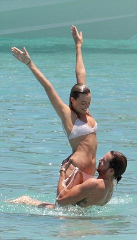 Sao 9x diện bikini nóng bỏng tình tứ bên bạn trai - 3 Margot Robbie tự tin khoe dáng chuẩn