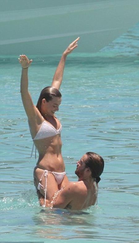 Sao 9x diện bikini nóng bỏng tình tứ bên bạn trai - 4 Người đẹp sở hữu một thân hình nóng bỏng, sexy