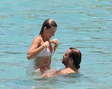 Sao 9x diện bikini nóng bỏng tình tứ bên bạn trai - 6 Margot Robbie thoải mái đùa nghịch…