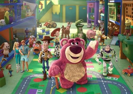 Những siêu phẩm hoạt hình ăn khách nhất mọi thời đại - 4 Toy Story 2 (1999) và Toy Story 3 (2010) đã giúp Pixar thu về lần lượt 416.1 triệu đô la và 454.1 triệu đô la doanh thu phòng vé, chỉ tính riêng trên thị trường Bắc Mỹ. Với một lối dẫn dắt hài hước, xen lẫn chất phiêu lưu mạo hiểm mà vẫn chân thật một cách khéo léo, loạt phim “Toy Story” đã nhận được đánh giá rất cao từ giới phê bình và dễ dàng chinh phục mọi khán giả khó tính.