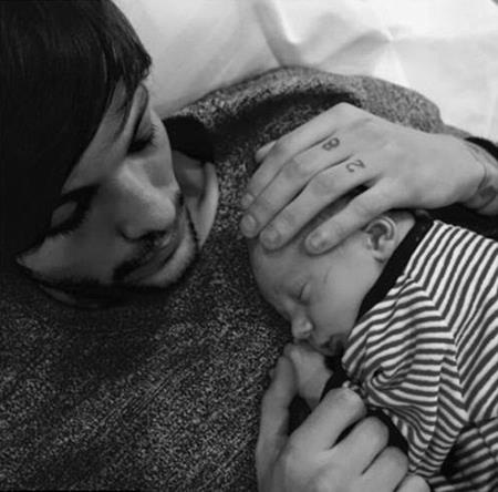 Thành viên One Direction hạnh phúc bên cậu con trai đầu lòng - 1 Louis Tomlinson hạnh phúc mừng con trai tròn 3 tháng tuổi