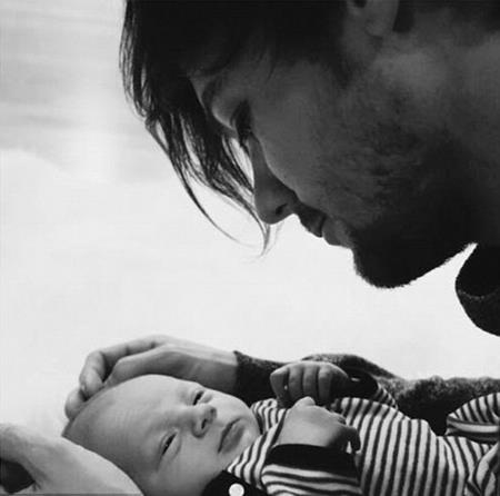 Thành viên One Direction hạnh phúc bên cậu con trai đầu lòng - 2 Louis rất hạnh phúc khi được làm bố