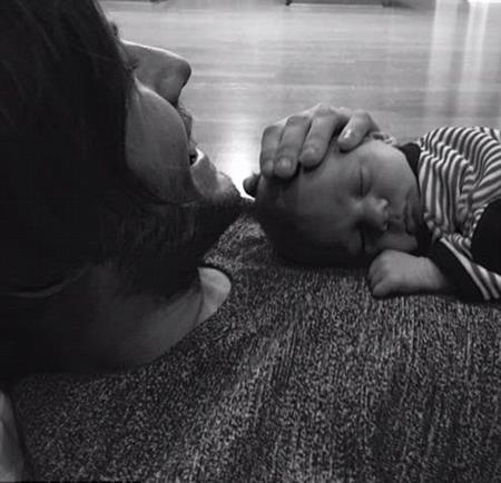 Thành viên One Direction hạnh phúc bên cậu con trai đầu lòng - 3 Thành viên nhóm One Direction rất mực thương con