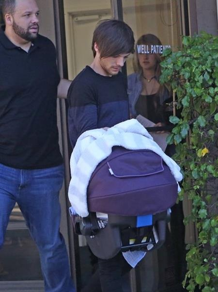 Thành viên One Direction hạnh phúc bên cậu con trai đầu lòng - 4 Louis Tomlinson là một ông bố mẫu mực