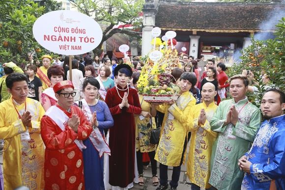 Những mâm lễ đầy được các nhà tạo mẫu tóc khắp mọi miền chuẩn bị chu đáo, chuẩn bị dâng lên tổ nghiệp