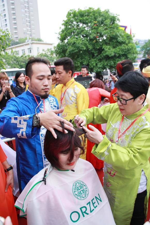 Ngày hội cắt tóc miễn phí thu hút sự quan tâm của đông đảo người dân & du khách thập phương về dự Hội