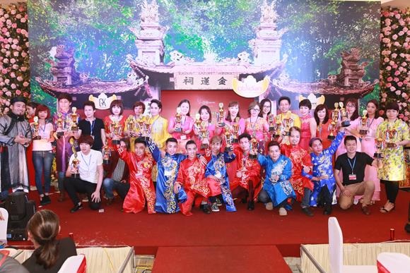 Niềm hân hoan trên gương mặt của các nhà tạo mẫu tóc