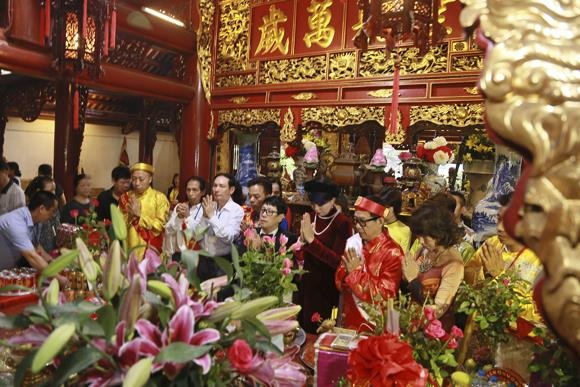 Ban lãnh đạo Liên hiệp các CLB ngành tóc phía Bắc cùng thắp nén hương thơm tưởng nhớ tổ nghiệp